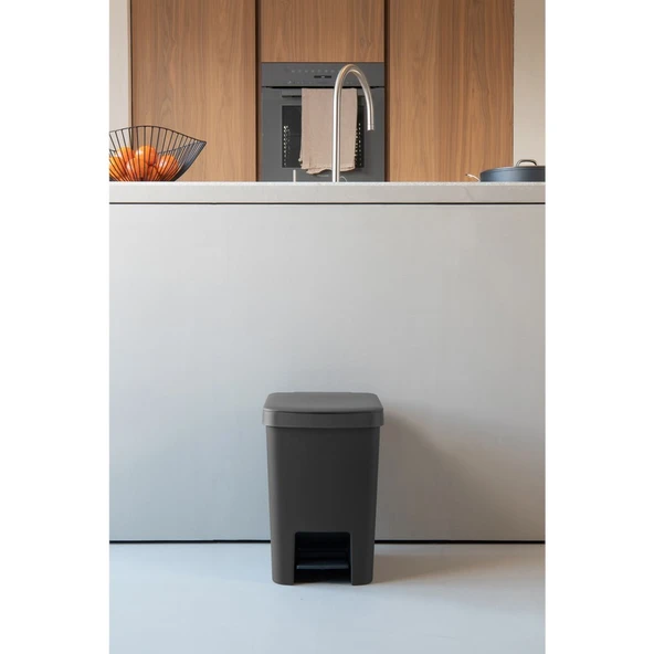Brabantia Stepup Koyu Gri Plastik Pedallı Çöp Kutusu 25 lt ürün görseli 1