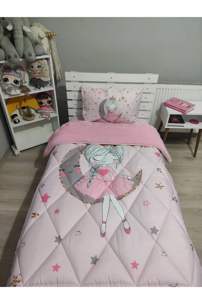 Pusula Home Welsoft Pofuduk Çift Taraflı PEMBE AYDA OTURAN KIZ Desenli Tek Kişilik Yorgan Uyku Seti ürün görseli 1