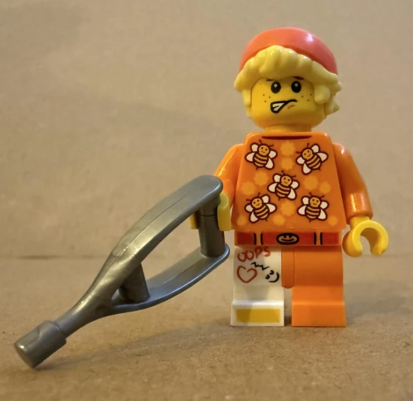 Orjinal Lego Minifigür Leg in Cast bee tshirt ürün görseli 1
