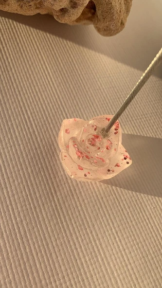 Şeffaf Epoksi Pembe Glitter Süslemeli Gonca Gül Kağıt Tutacağı Notluk El Yapımı Epoksi Hediyelik ürün görseli 1