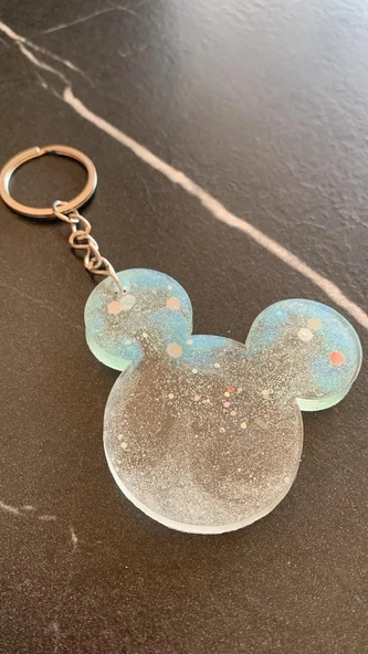 Mavi Renk ve Gümüş Glitter Mickey Mouse Gümüş Aksesuarlı Anahtarlık El Yapımı Epoksi Hediyelik ürün görseli 1
