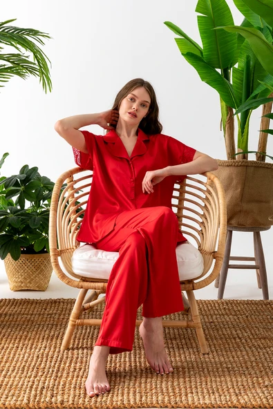 Premium Saten Çeyizlik Kadın Pijama Takımı – Kore İpeği Dokusu, Dantel Detaylı, Hediye Kutulu ürün görseli 1