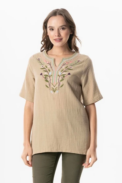 Kısa Kol Çiçek V Yaka Nakışlı Müslin Yazlık Bluz Vizon Vzn 4XL/5XL Vizon ürün görseli 1
