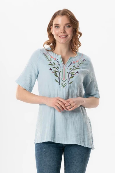 Kısa Kol Çiçek V Yaka Nakışlı Müslin Yazlık Bluz Buz Mavi Bmv 4XL/5XL Buz Mavi ürün görseli 1