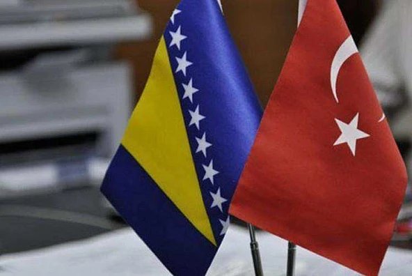 92-98 Bosnia ve Yeni Bosna Herksek Bayrakları - Türkiye Bayrağı Üçlü Saten Masa Bayrak Set ürün görseli 1