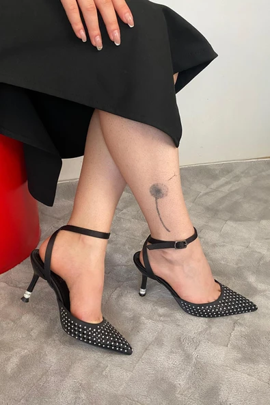 Kadın Fenny Siyah Saten Kristal Taşlı 9 Cm Teş Detaylı İnce Topuklu Sivri Burunlu Arkası Acık Stiletto ürün görseli 1