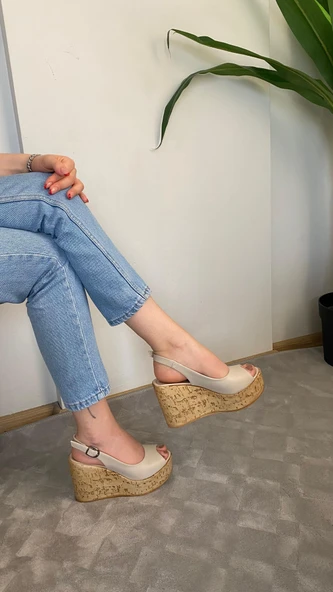 Kadın Mantara Krem Cilt 10 cm Dolgu Topuklu Mantar Taban Önü Arkası Acık Ayakkabı ürün görseli 1