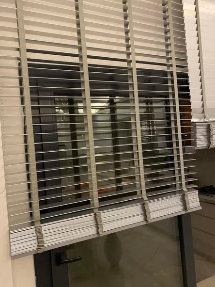 NİVEMESHOME BEYAZ AHŞAP JALUZİ 50 MM REDÜKTÖRLÜ+KURDELALI PERDE ürün görseli 1