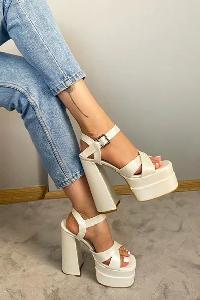 Kadın Elina Çapraz Bantlı Sedefli Beyaz 15 cm Platform Topuklu Ayakkabı ürün görseli 1