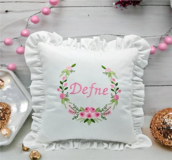 İsimli  Rococo Laruel Desenli Takı Yastığı Pembe işlemeli Fırfırlı Beyaz 40x40 cm ürün görseli 1