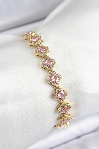 Mey İthalat® Pirinç Zirkon Taşlı Pembe Yonca Baget Model Gold Renk VIP Seri Kadın Bileklik ürün görseli 1