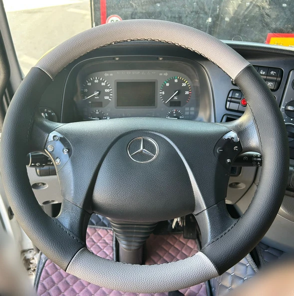 DİKİŞLİ DİREKSİYON KILIFI SİYAH DERİ GRİ DERİ SİYAH DİKİŞLİ MERCEDES ACTROS 1841 İÇİN ürün görseli 1