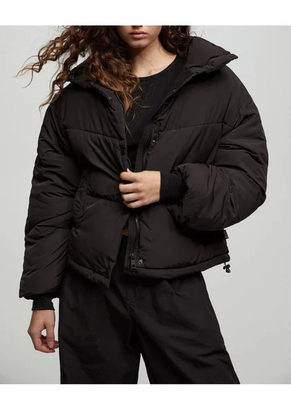 Pull&Bear Kadın Yüksek Yaka Kapitone Şişme Mont ürün görseli 1