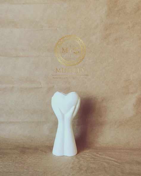 Minelly Sevgiye Tutunan Eller - Resim 3