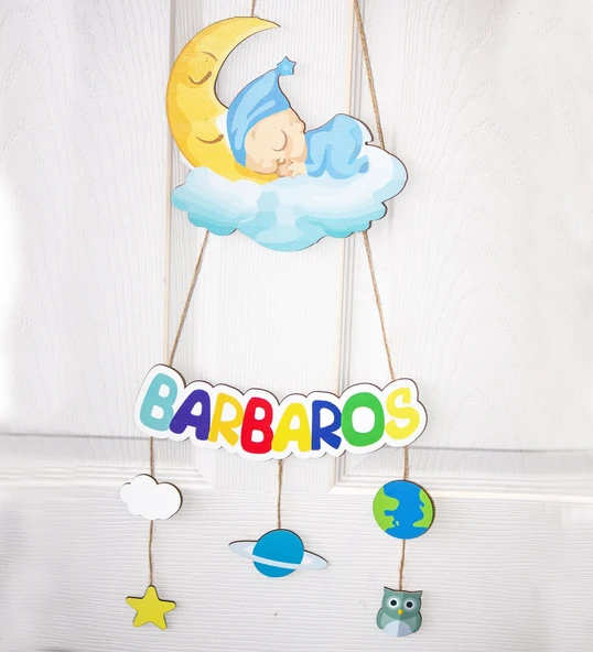 Meşgalem Bulut Üstünde Uyuyan Bebek ve Gezegenler Temalı Kişiye Özel Kapı Süsü ürün görseli 1