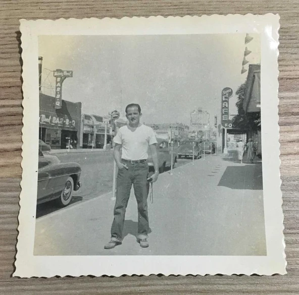 Kore Gazisi HASAN BASRİ DANIŞMAN'IN 1949'larda AMERİKA'DA ÇEKİLMİŞ 1 Adet FOTOĞRAF - ÖZEL ALBÜMÜNDEN - (Sahafiye Kitap) ürün görseli 1