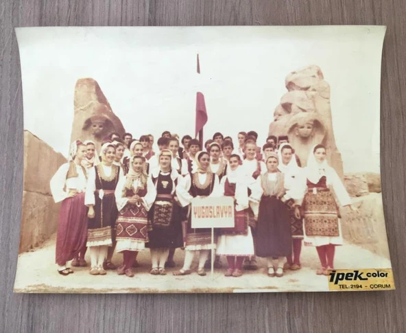 ALACAHÖYÜK'TE ÇEKİLEN YUGOSLAVYA HALK OYUNLARI TOPLULUĞUNUN FOTOĞRAFI 24X18 CM (Sahafiye Kitap) ürün görseli 1