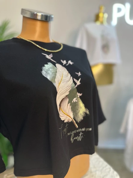 FEATHER HEART TEE-KADIN GİYİM-CROP OVERSİZE MODEL-DİJİTAL TEKNOLİJİ BASKI ürün görseli 1