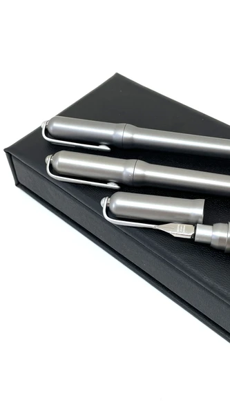 Quincy Feather 3 lü Metal Kalem Seti – Şık Hediye Kutusunda ürün görseli 1