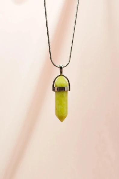 Peridot Doğal Taşı Zincirli El Yapımı Tasarımlı Kolye Uç: 3,5 cm Zincir: 20 cm Kutulu ürün görseli 1