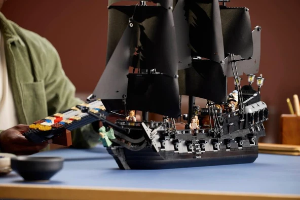 LEGO 10365 Captain Jack Sparrow's Pirate Ship - Resim 4