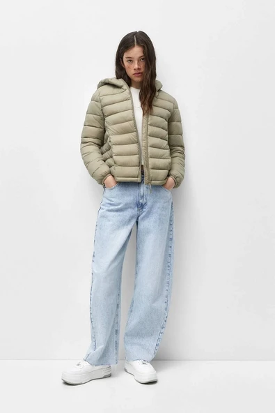 Pull & Bear Kapüşonlu Hafif Şişme Mont ürün görseli 1