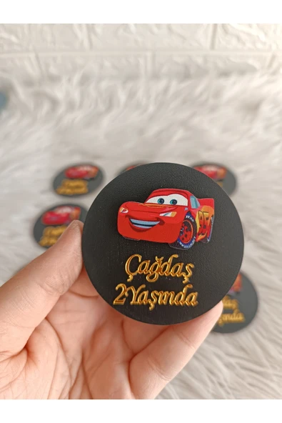 Doğrukan Hediyelik Şimşek McQueen konsept siyah ahşap tabanlı yenidoğan doğum günü magnet hediyelik(10 adet) ürün görseli 1
