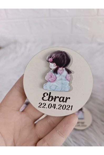 Doğrukan Hediyelik 10 adet arkası dönük oturan kız bebek figürlü ahşap taban magnet yenidoğan doğum günü hediyelikleri ürün görseli 1