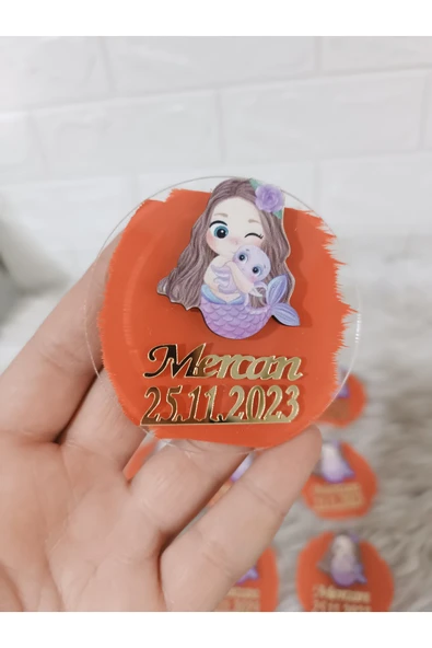 Doğrukan Hediyelik Mercan Renk Tabanlı Deniz Kızı Figürlü Yenidoğan Doğum Günü Hediyelik Pleksi Magnet ürün görseli 1
