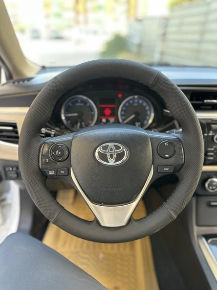 Toyota Corolla 2013-2018 Araca Özgü Dikmeli Direksiyon Kılıfı Nokta Düz Siyah İpli ürün görseli 1