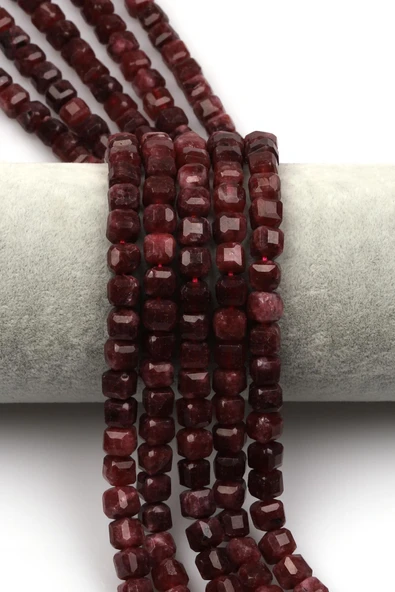 Bordo Renkli Kuvars Doğal Taş Dizi 6 x 7 mm Küp Kesim ürün görseli 1