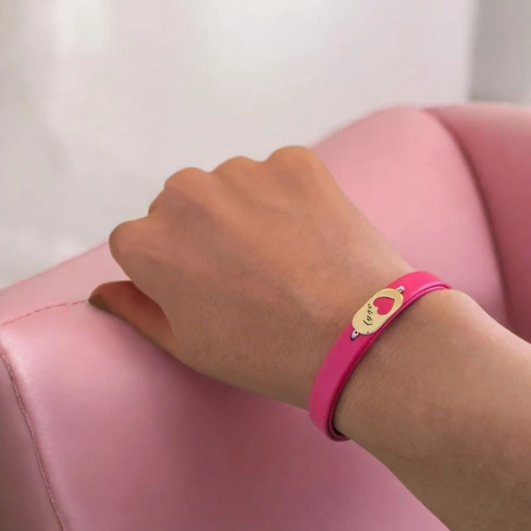 İsme Özel Kalp Detaylı Oval Motifli Doğal Pembe Derili 14 Ayar Altın Plakalı Hediye Bileklik-377 ürün görseli 1