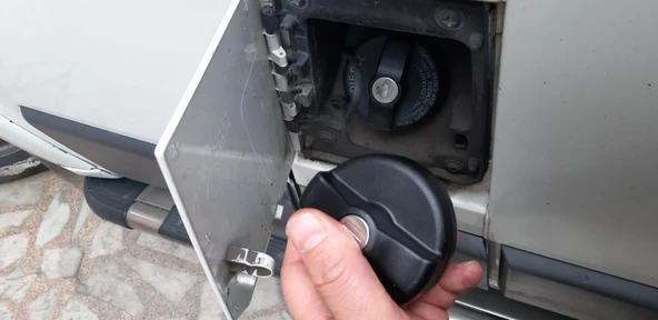Cıtroen JUMPER Yakıt Mazot Depo Kapağı Anahtarlı Kilitli İç Depo Kapağı Anahtar ve Şifre içinde takılıdır Fiat DUCATO ve Peugeot  BOXSER aynıdır Kaliteli Yan Sanayi Türk Malıdır ürün görseli 1