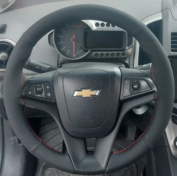 DİKİŞLİ DİREKSİYON KILIFI SİYAH DERİ NOKTALI DERİ KIRMIZI DİKİŞLİ CHEVROLET AVEO İÇİN ürün görseli 1