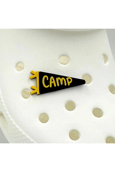 Crocs Terlik Süsü ve Aksesuarı , Çanta Süsü – Jibbitz 3D Camp Yazılı Üçgen Bayrak Görsel Logo Aksesuar ürün görseli 1