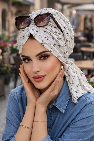 Aişe Tesettür Beyaz Harf Desen Tokalı Bone ürün görseli 1