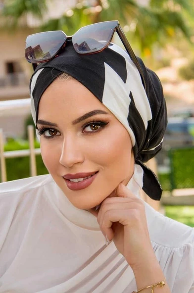 Aişe Tesettür Siyah Beyaz Desen Çapraz Bone ürün görseli 1