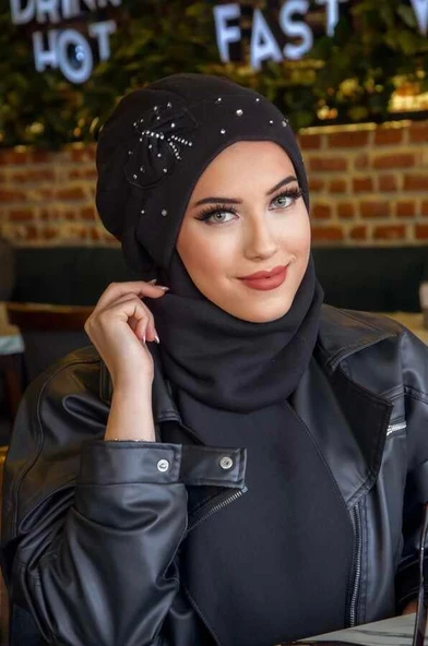 Aişe Tesettür Siyah Taşlı Fiyonk Detay Tesettür Bere ürün görseli 1