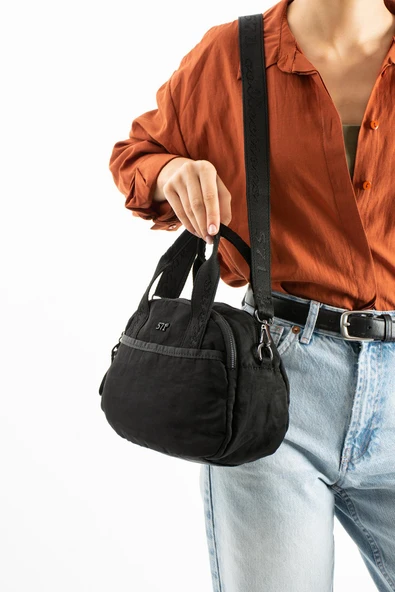 Yumuşak Dokulu Ultra Hafif, Esnek ve Su Geçirmez Polyamid Kumaş Omuz ve Kol Çantası Siyah Model: (571-13-14H) ürün görseli 1