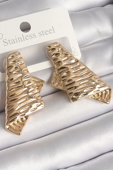 Pirinç Gold Renk İşleme Detaylı Katlanmış Kare Plaka Model Kadın Küpe - TJ-BKP10261 ürün görseli 1
