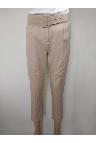 R&M Collection Kadın Krem Kemerli Dar Havuç Kesim Bilek Boy Dabıl Kumaş Pantolon ürün görseli 1