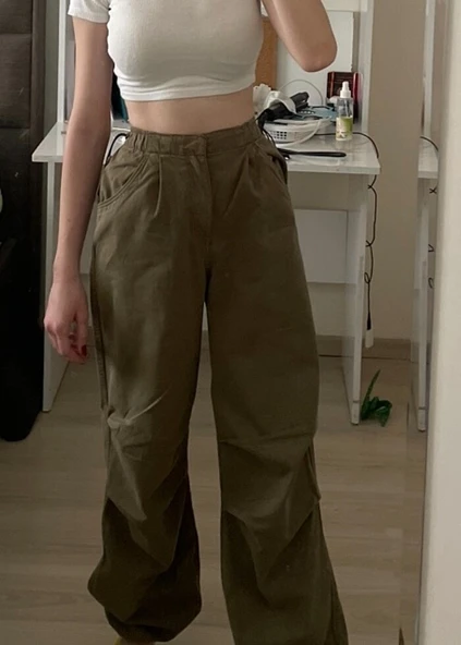 Bershka paraşüt pantolon ürün görseli 1