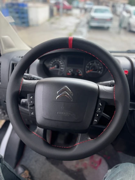 DİKİŞLİ DİREKSİYON KILIFI SİYAH DERİ KIRMIZI YÜZÜK KIRMIZI DİKİŞLİ FIAT DUCATO FOTODAKİ ARAÇ İÇİN ürün görseli 1