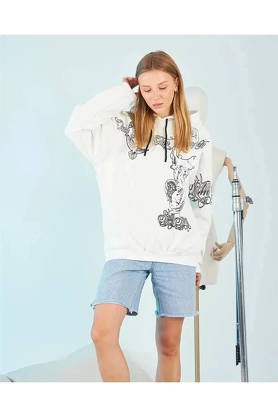 Kapüşonlu Üç İplik Sweatshirt – Beyaz Strong Heykel Baskılı, Rahat Kalıp, Kanguru Cepli Modern Tasarım ürün görseli 1