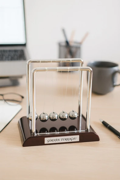 İsim Yazılı Kişiye Özel Newton Sarkaçı Metal Denge Topu Masaüstü Ofis Şık Dekoratif Hediye Orta Boy ürün görseli 1