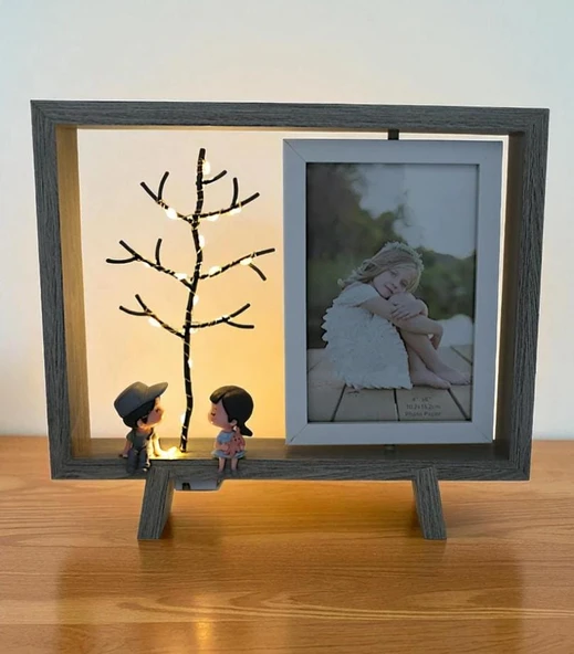 Ahşap Çerçeveli Çift Taraflı Işıklı Masaüstü Fotoğraf Çerçevesi (26.5x23.6 cm) ürün görseli 1