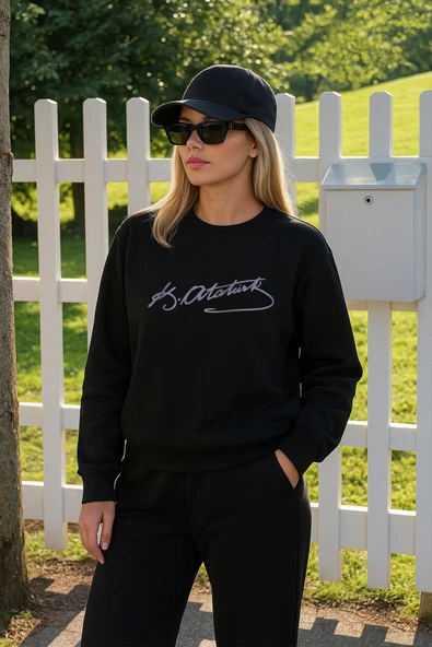 Kadın Atatürk İmzalı Siyah Sweatshirt ürün görseli 1