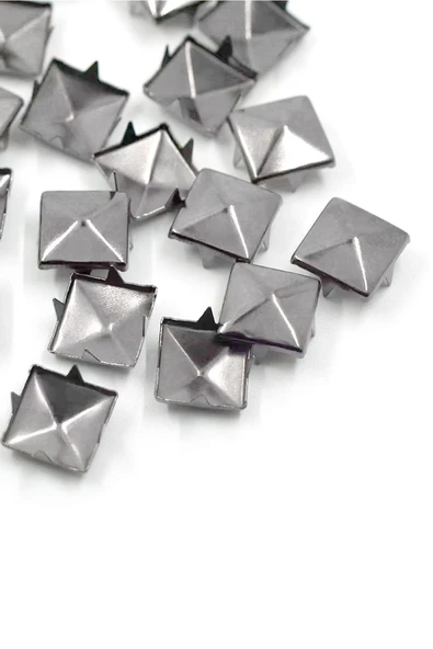Süs Tırnaklı Çakma Kare Piramit 7 mm 20 Adet Metal Trok ürün görseli 1