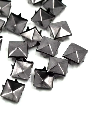 Süs Tırnaklı Platin Çakma Kare Piramit 7 mm 20 Adet Metal Trok ürün görseli 1