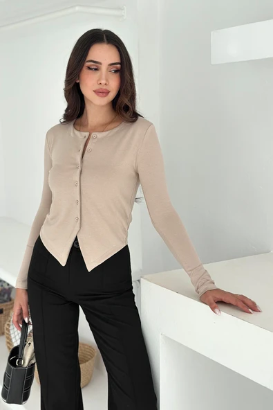 Kadın Sivri Etek Uçlu Düğmeli Bluz – Modern & Şehirli Stil ürün görseli 1